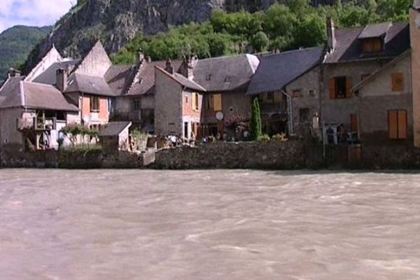 La Garonne qui coule à Saint-Béat a laissé des traces indélébiles. 