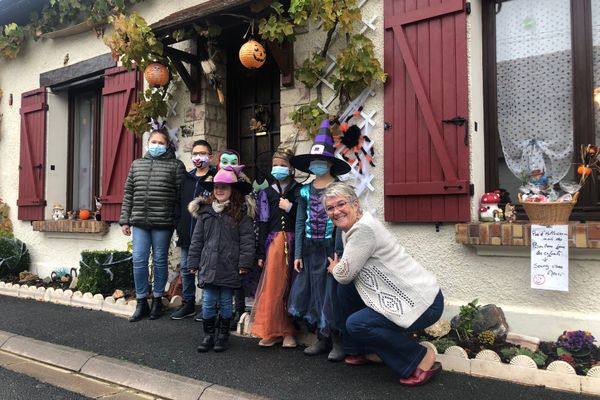 Suzanne est le "rayon de soleil" de ses voisins. A chaque occasion, Noël, Pâques, elle décore sa maison. Covid ou pas, pas question, pour elle, de ne pas fêter Halloween, cette année.