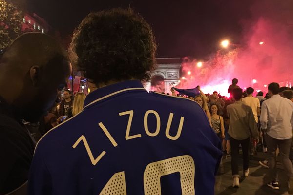 Sur les Champs-Elysées, à Paris, dans la nuit du 10 au 11 juillet 2018.