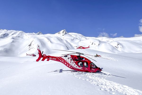 Les secours du Valais lors de l'opération sur un accident d'hélicoptère, qui a fait trois morts près du Petit Combin, en Suisse, ce mardi 2 avril.