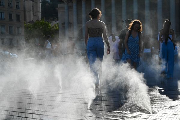 Lors de fortes chaleurs, pensez à vous hydrater et à vous rafraîchir.