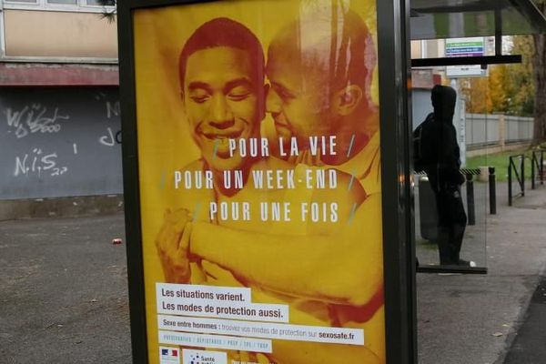 Une affiche de la campagne de prévention contre les infections sexuellement transmissibles à Aulnay-sous-Bois en Seine-Saint-Denis, le 22 novembre 2016