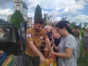 En pleine distribution à Kharkiv en Ukraine