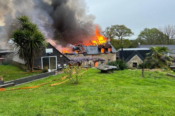 Ce samedi 4 mai 2024, une longère a été totalement détruite par les flammes à Bubry dans le Morbihan. Une trentaine de pompiers sont intervenus pour éteindre l'incendie.