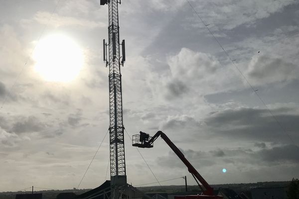 Les travaux ont commencé sur le pylône provisoire pour régler les antennes