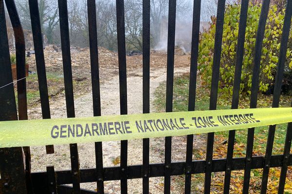 Deux corps calcinés ont été retrouvés dans l'incendie d'une habitation ce lundi 27 novembre.