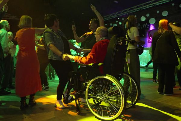 Les résidents de plusieurs foyers de vie pour personnes en situation de handicap du Vimeu ont passé une après-midi à la discothèque du Gibus à Frettemeule (Somme) le vendredi 31 mai 2024.