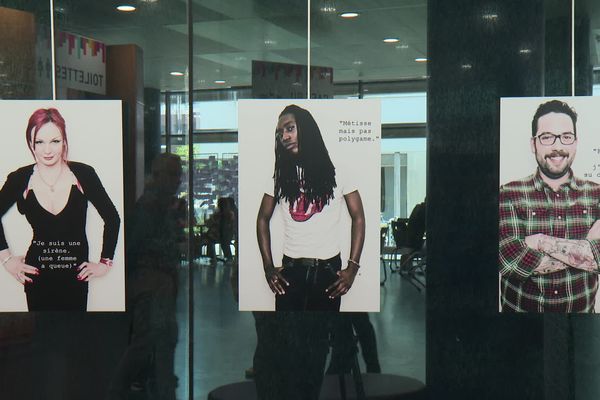 L’exposition "Non conformes ?" propose une série de portraits de personnes LGBTQI+ avec l'objectif de normaliser toutes les questions de genre et de sexualité.