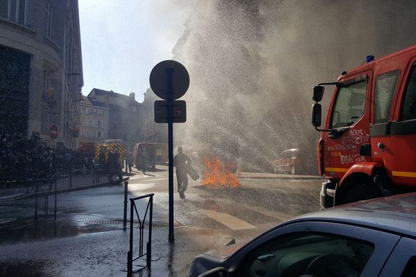 Les pompiers n'ont pas apprécié le soutien du président Leblois au directeur du SDIS et l'ont fait savoir devant la préfecture