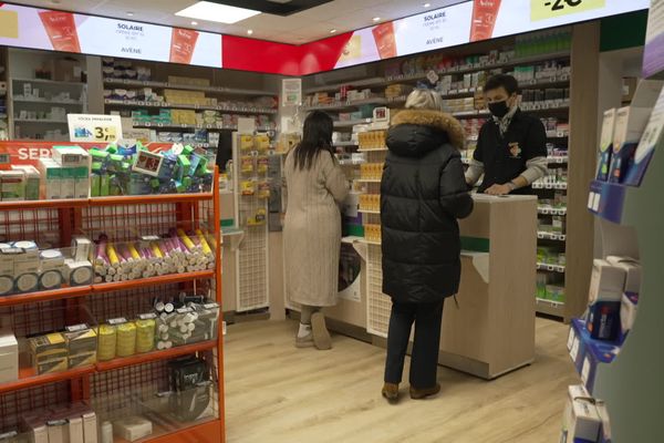 Dans cette pharmacie, les patients touchés par la grippe sont "fébriles quand ils arrivent".