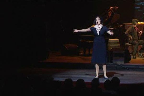 Anne Carrere joue le rôle d'Édith Piaf, elle est l'interprète principale du spectacle.