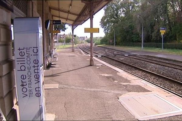 Le quai de la gare de Luxeuil-les-Bains en Haute-Saône.