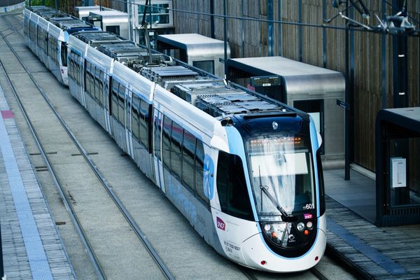 Un tramway T12 à Morsang-sur-Orge.