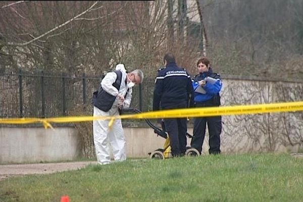 Les enquêteurs autour de la poussette de l'assistante maternelle gravement blessée le 31 janvier 2013