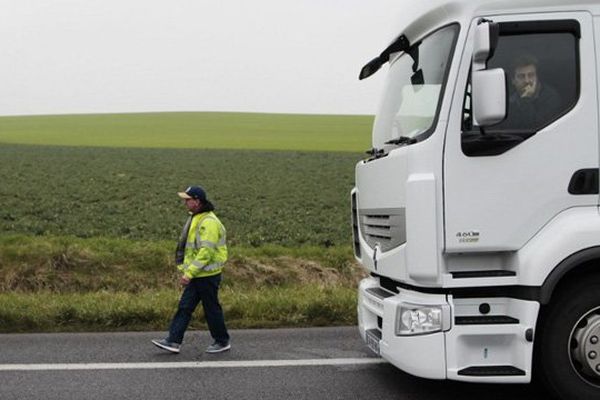 Les routiers ont levé leur barrage filtrant à l'entrée de l'A 84 vers 16 heures ce lundi