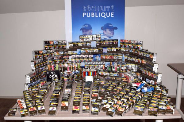 Sur les réseaux sociaux, le compte de la Police nationale a communiqué sur la saisie de plusieurs centaines de paquets de cigarettes.