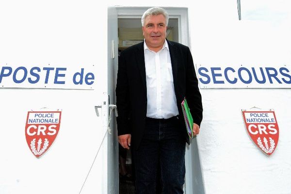 Le ministre des transports, lors d'une visite sur la plage de Berck-sur-Mer, le 5 août 2013