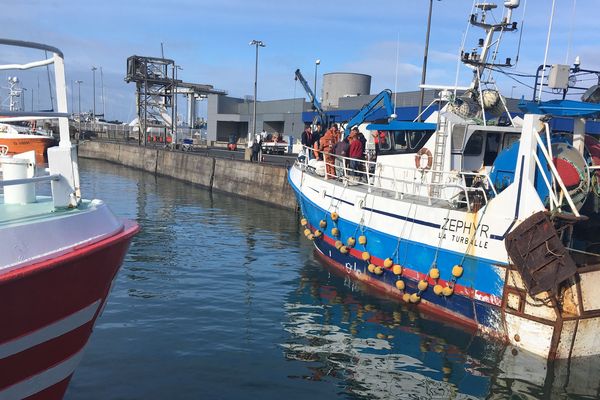 Le chalutier Zephyr de la Turballe accueille marins et formateurs pour un exercice d'homme à la mer