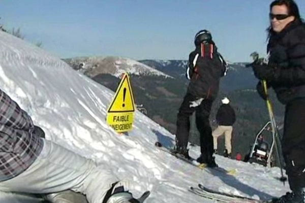 Certaines pistes conservent un enneigement très correct