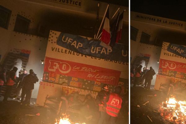 Des manifestants devant la prison de Villeneuve-lès-Maguelone, près de Montpellier.