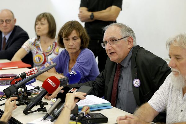 Des familles réunies ce jeudi 20 septembre 2018 à Lyon à l'initiative de l'Association de Recherche de Personnes Disparues (ARDP) - Bernard Valézy, président de l'association ARPD au cours d'une conférence de presse. Il est entouré par Didier et Cécile Noyer, les parents de Arthur Noyer, victime présumée de Nordahl Lelandais.