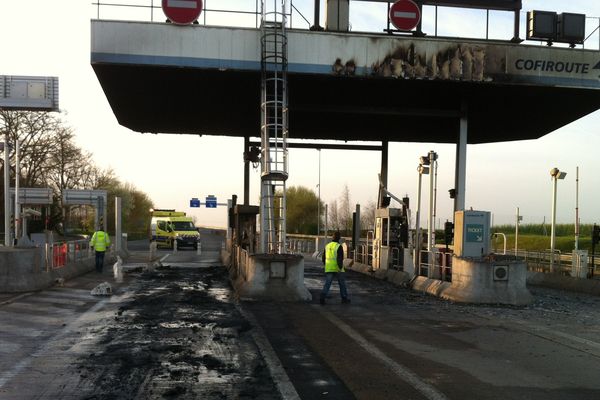  une fourgonnette a pris feu à la barrière de péage de Janville sur l'autoroute A 10 sans faire de victime.