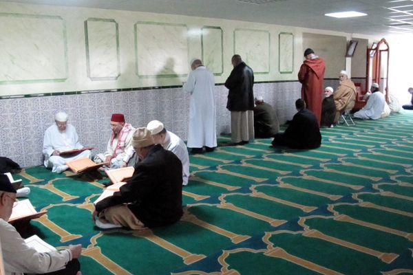 Mosquee Assalam, tenue par l'Association cultuelle et culturelle des Musulmans de Montfermeil (ACMM). Photos de la salle de prieres des hommes et de l'entree du pavillon prise en 2011.