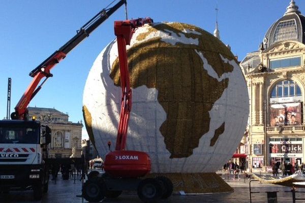 La mappemonde en train d'être montée sur la place de la Comédie à Montpellier