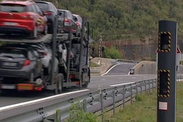 Pégairolles-de-l'Escalette (Hérault) - le radar fixe à la sortie du tunnel devient discriminant, 80km/h maxi pour les voitures, 50 km/h pour les PL - 27 avril 2015.