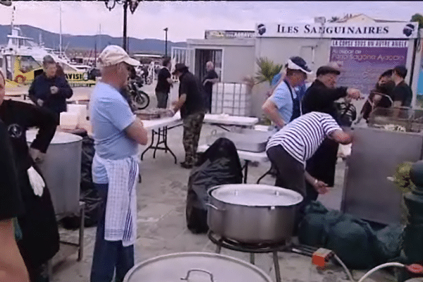 L'Associu Sulidarita et les pêcheurs ajacciens proposaient un repas sur le port Tino Rossi, à Ajaccio, le 17 avril 2016.