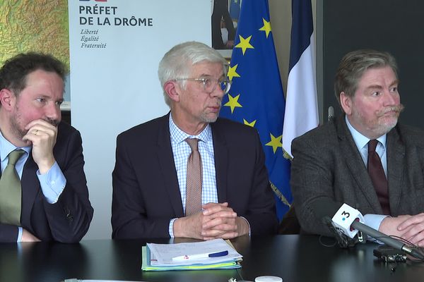 Autour du préfet de la Drôme, le procureur de la République de Valence, et Gilles Clavreul, préfet coordonateur de la FAR.