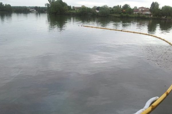 L'un des barrages installés par les pompiers