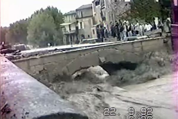 Inconscients du danger, des habitants de Vaison-la-Romaine regardent la furie de l'Ouvèze, depuis le pont romain, le 22 septembre 1992.