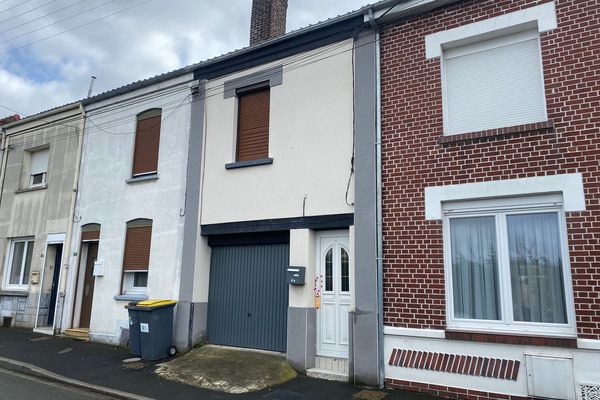 Un scellé est apposé sur la porte blanche, de cette maison beige, située à Béthune.