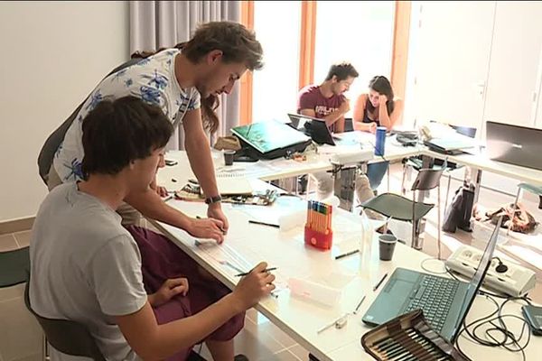 Les étudiants sont en 3ème année de licence à l'école nationale d'architecture de Nancy, et ont passé la semaine du 18 au 22 septembre à étudier quatre projets de réhabilitation dans la ville de Dijon