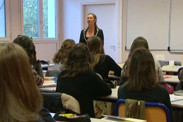 Des élèves du lycée Claude-de-France à Romorantin (Cher) partie du jury qui décernera le Prix Goncourt des Lycéens 2015.