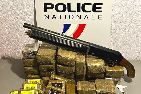 Le fusil trouvé par la police ainsi que la drogue saisie à Besançon le 13 novembre.