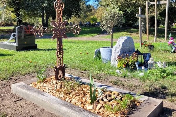 Cette tombe est l'une des tombes végétalisées réalisées dans un cimetière de Gironde.