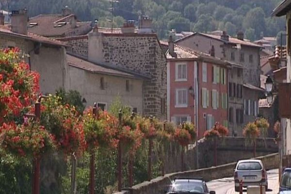 Le centre-ville historique de Vals-près-le-Puy a besoin d'aménagements, mais la commune doit serrer son budget.