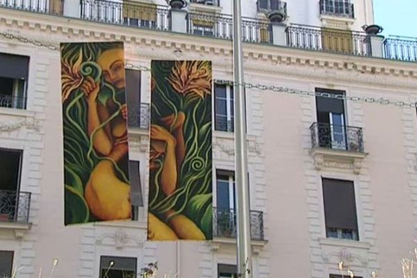 27 artistes ont pris possession des murs, du macadam, des arbres, et de la moindre parcelle du parc thermal pour le transformer, l’habiller et présenter ainsi une exposition éphémère et unique.