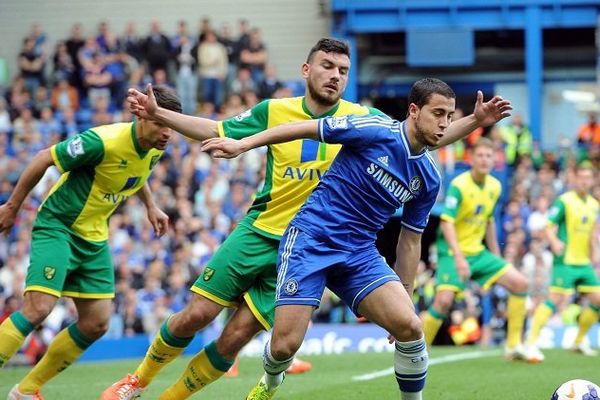 Eden Hazard, en bleu pour Chelsea, face à deux joueurs de Norwich City à Stamford Bridge à Londres. 