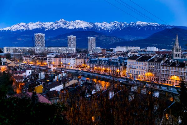 La ville de Grenoble (Isère) au crépuscule le 5 mars 2019.