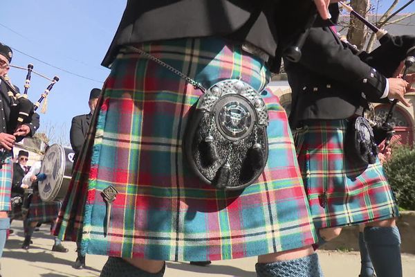 Porter le kilt, c'est aussi une manière de faire partie d'une communauté, comme ici à Groix en avril 2023, lors du tout premier festival Intercelt'kilt.