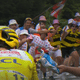 Deux kilomètres avant que le maillot jaune n'atteigne la ligne d'arrivée, un spectateur  portant un drapeau breton a cru bon de lui lancer un paquet de chips au visage ce samedi 13 juillet lors de la 14ᵉ étape du Tour de France.