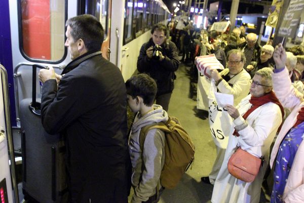 Dernier départ de la Palombe bleue en gare de Tarbes, le 1er juillet 2017.