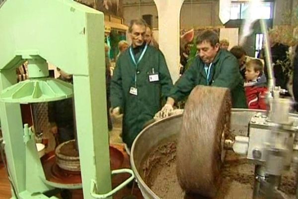 Au stand de la Corse le moulin à huile a toujours la vedette