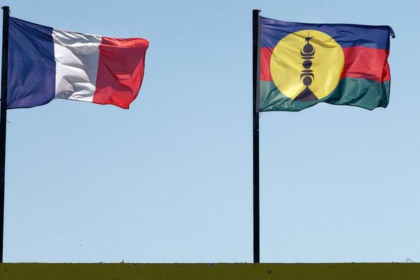 Les drapeaux français et kanaks sur une mairie en Nouvelle-Calédonie.