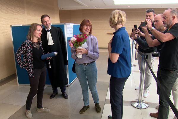 Gisèle Pélicot lors de cette cinquième journée d'audience a reçu des fleurs de la part du public.