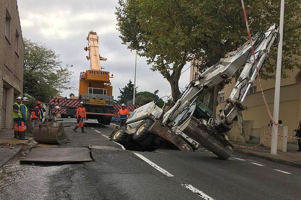 Perpignan - à cause d'une fuite d'eau, la rue s'effondre sous le poids de la pelleteuse venue réaliser des travaux de réparation - 15 octobre 2021.