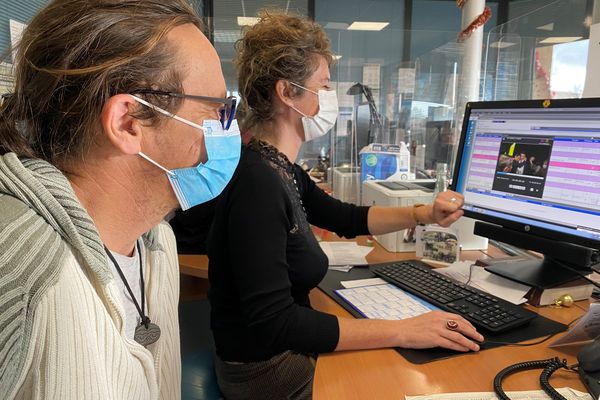 Pascal Gil découvre le métier de scripte avec Laure Michaud, dans la bonne humeur !